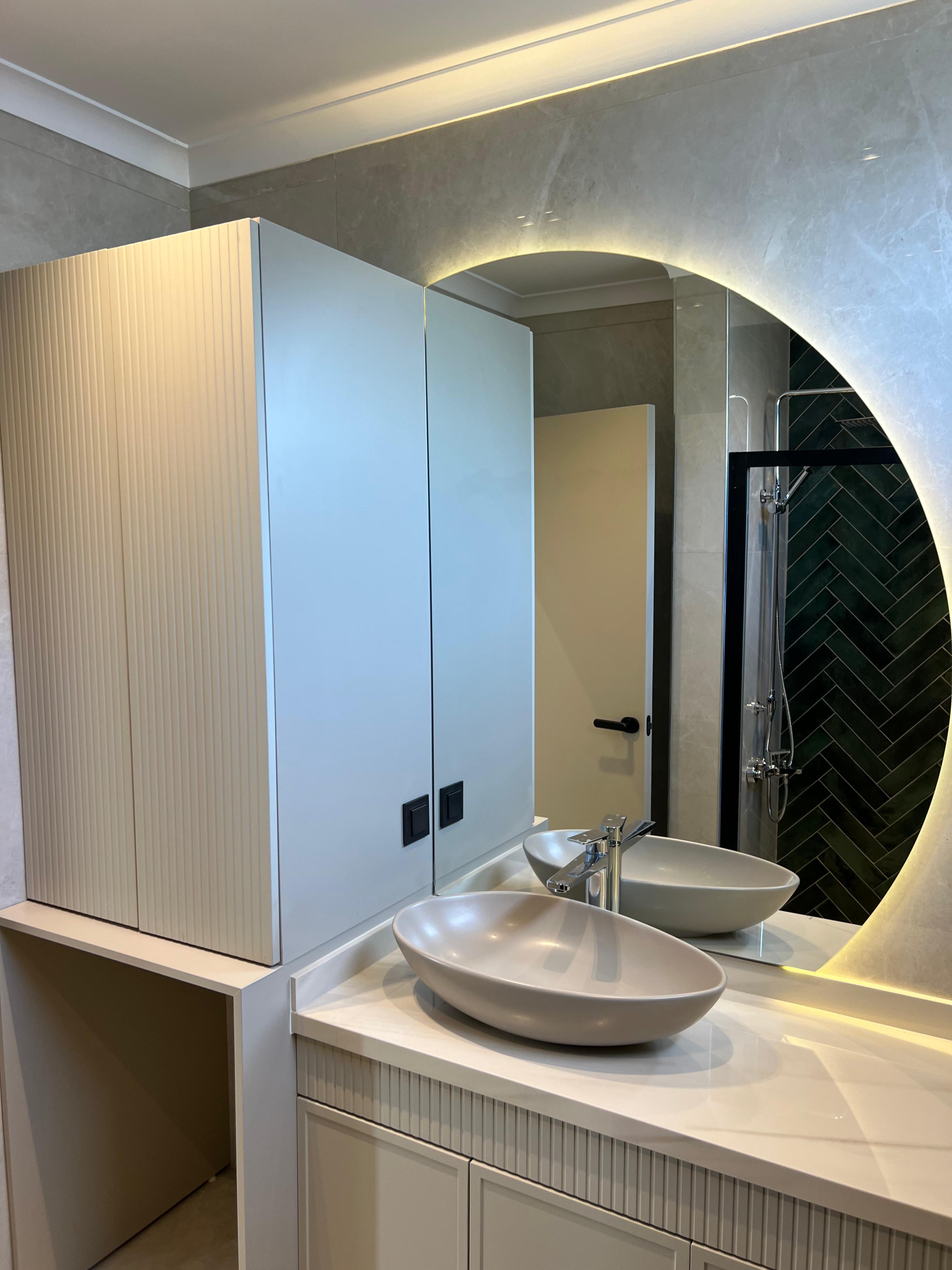 Modern villa banyo kompozisyonu mermer ve seramik tasarım