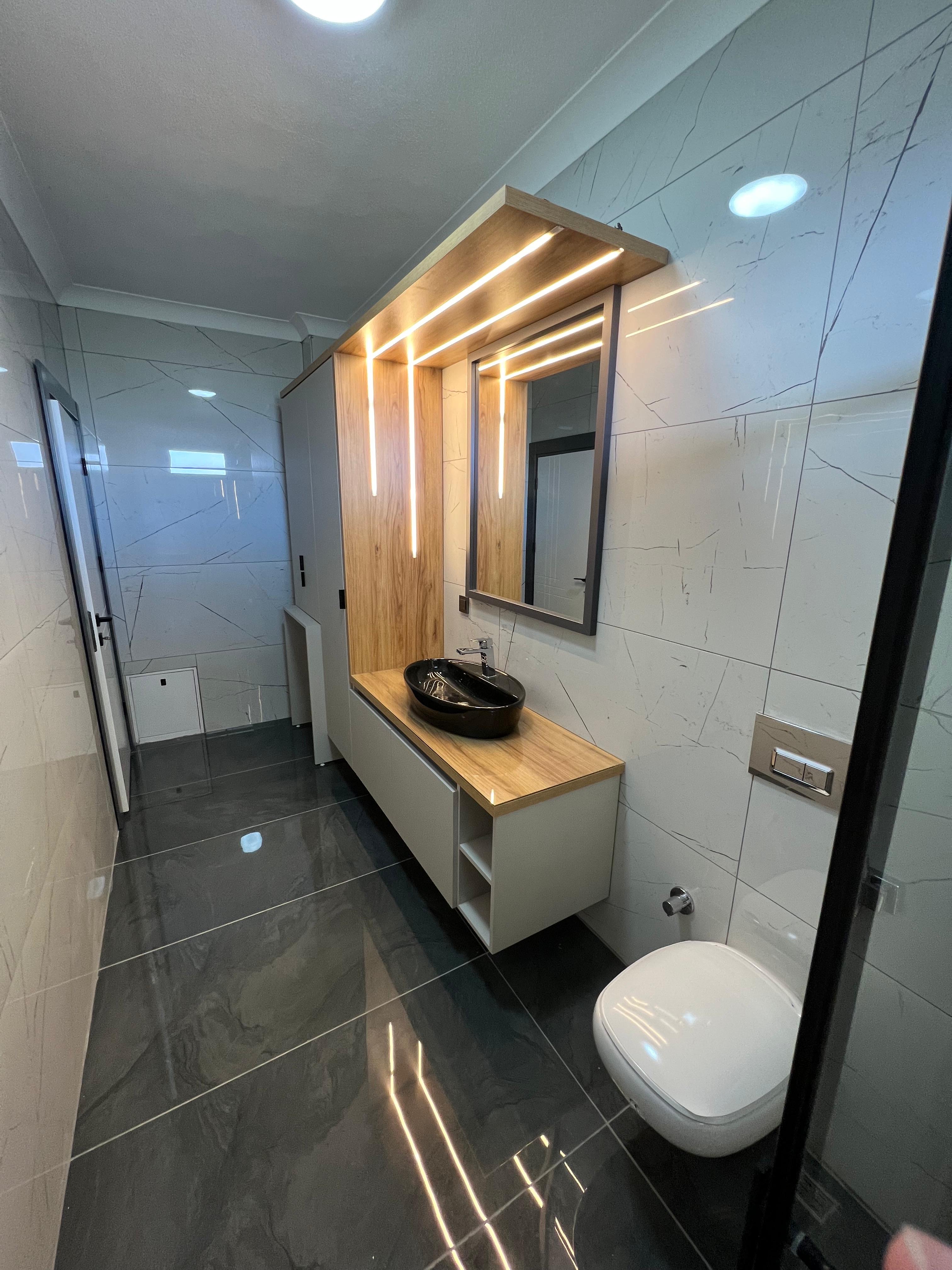 Lüks banyo perspektif görünümü modern fikstür ve kaplama