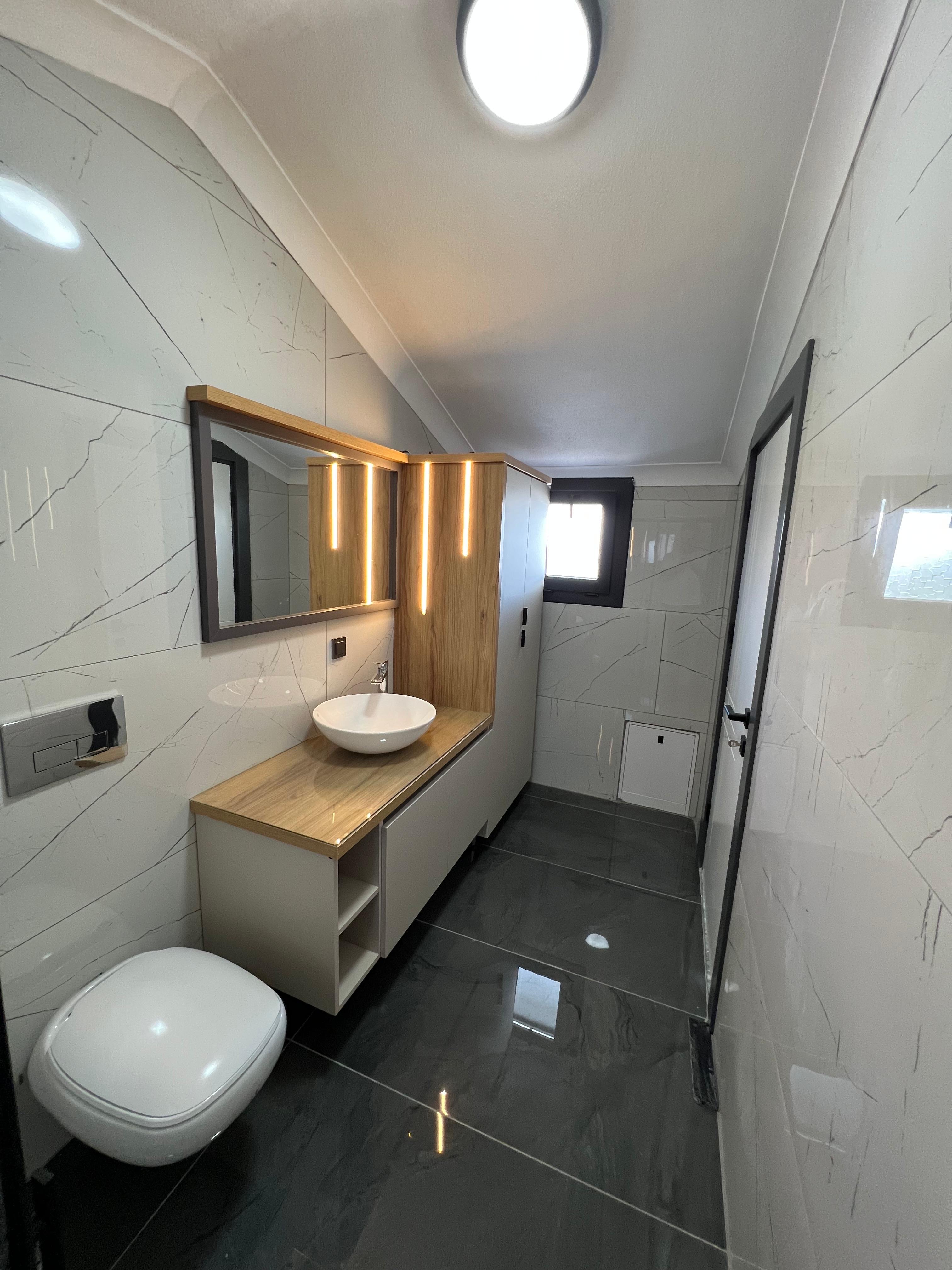 Modern villa duş alanı yağmurlama başlık cam kabin tasarımı