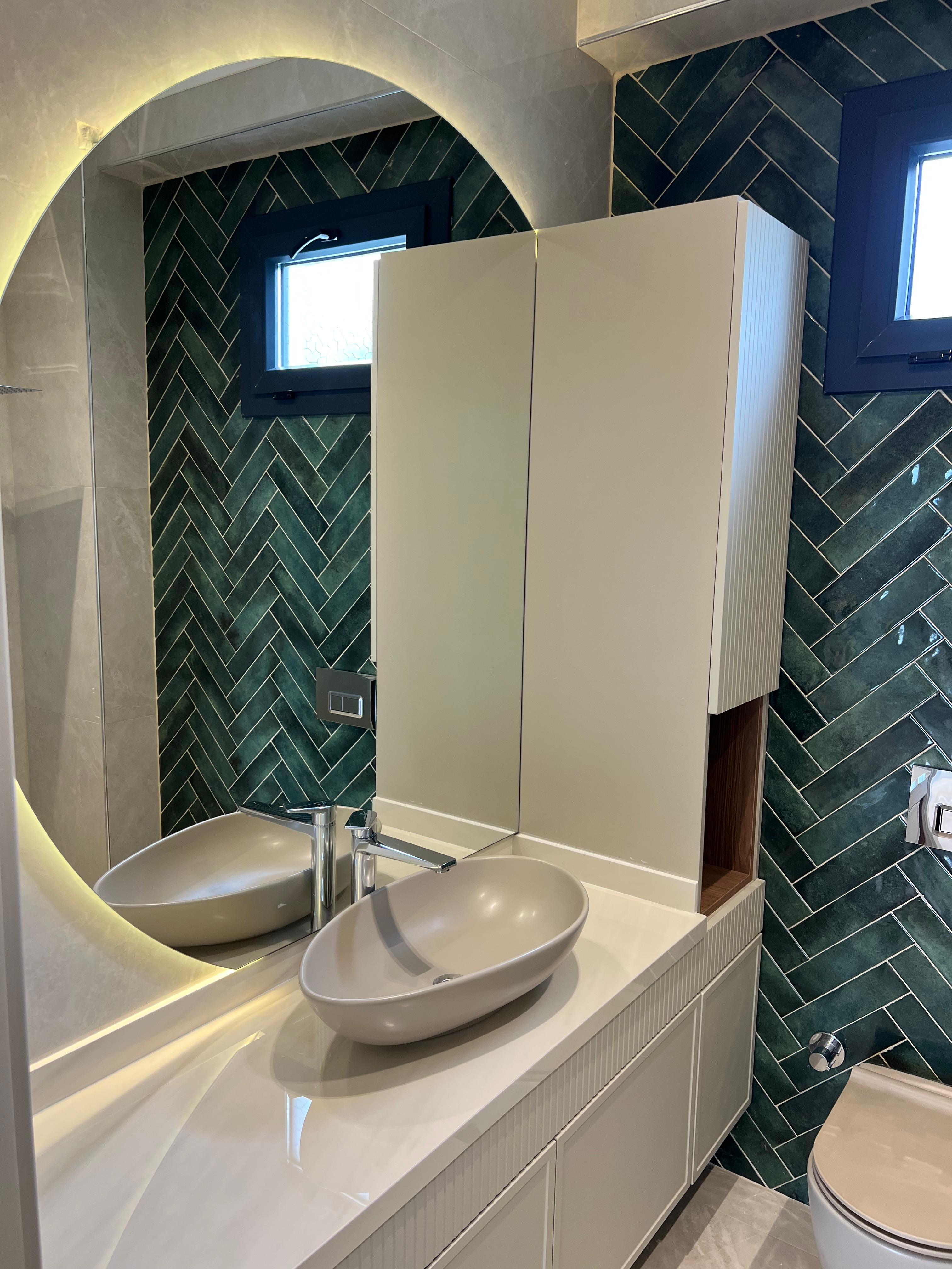 Geometrik seramik kaplama banyo duvar tasarımı villa