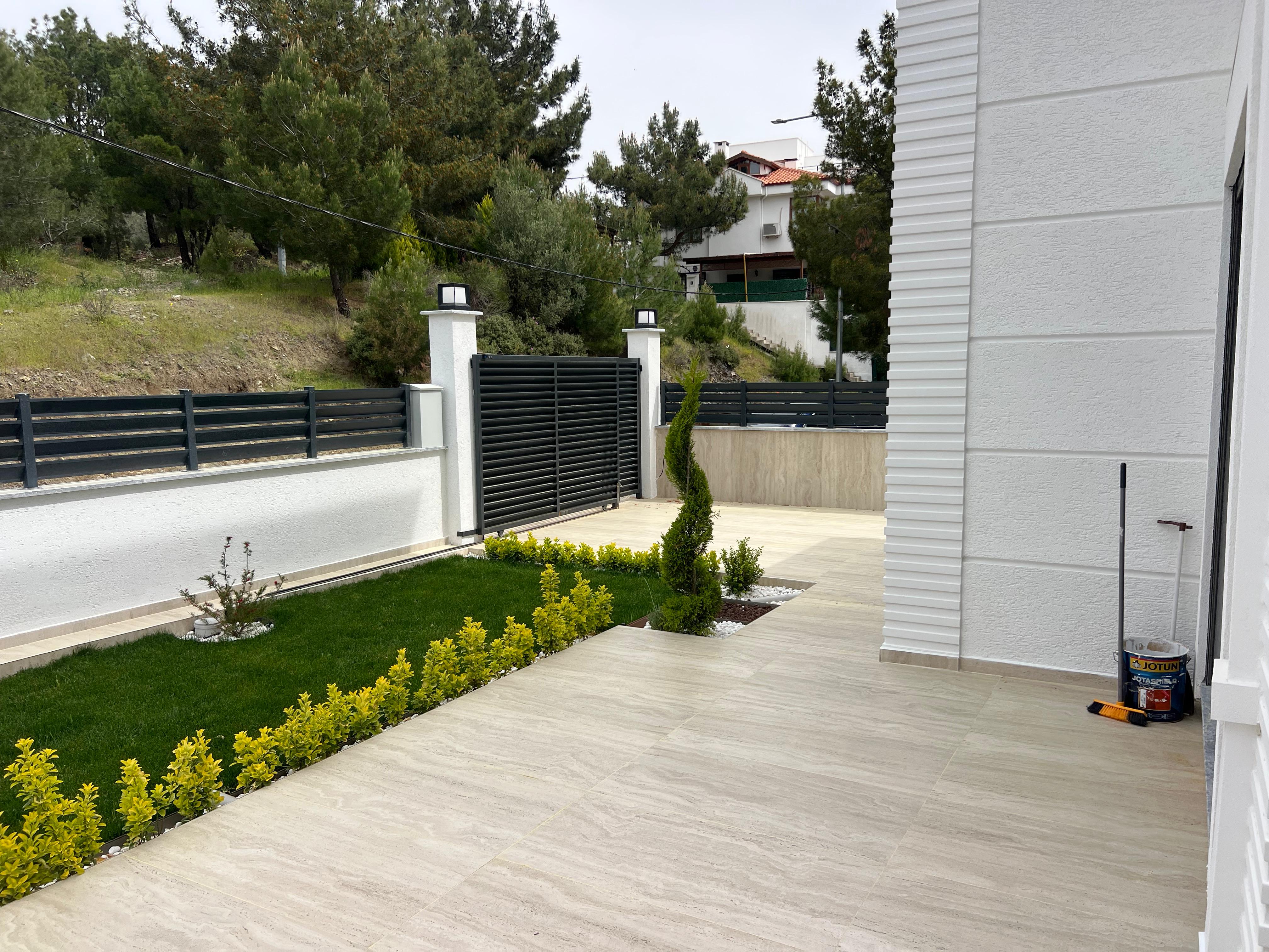 Villa peyzaj ve bahçe düzenlemesi Altınoluk Aksoy Yapılar