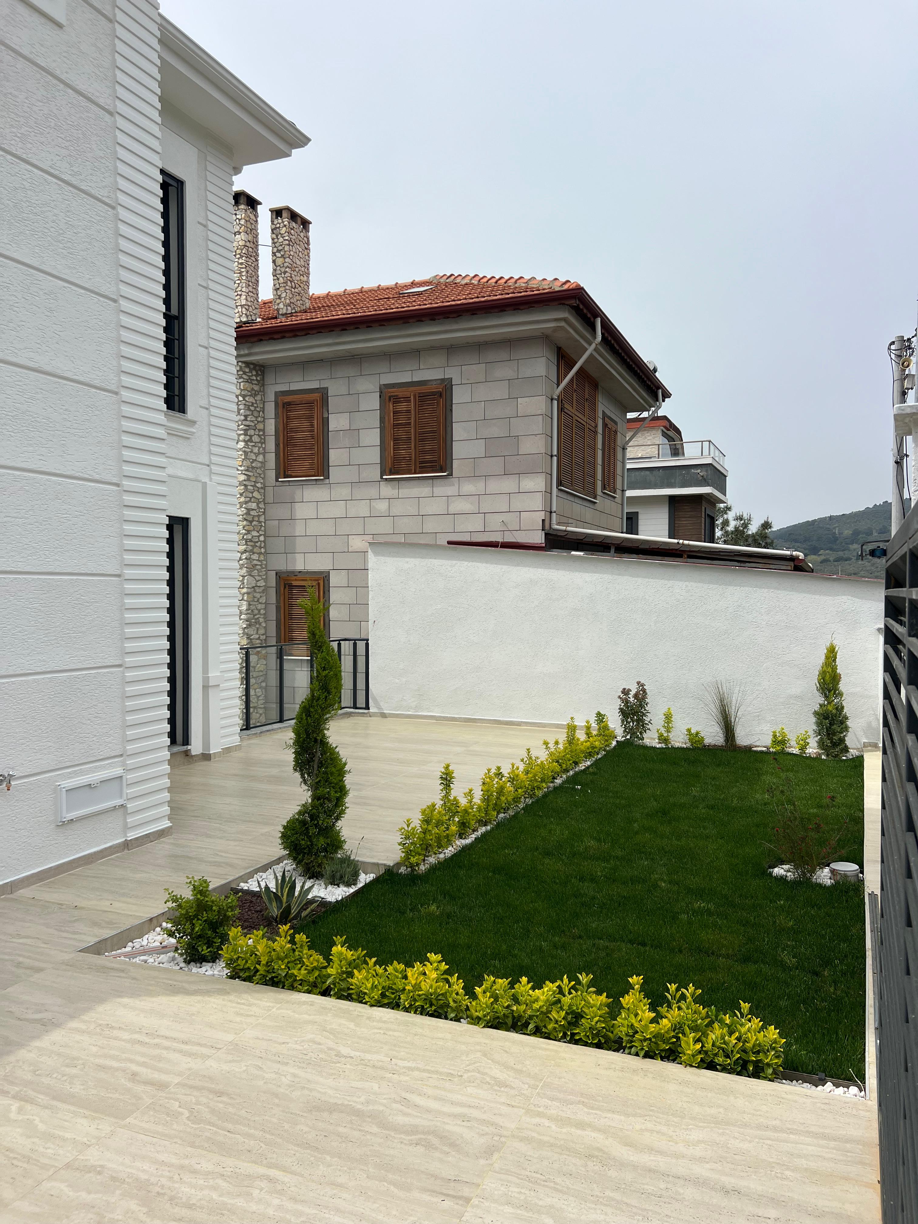 Modern villa bahçe geçişi ve peyzaj tasarımı