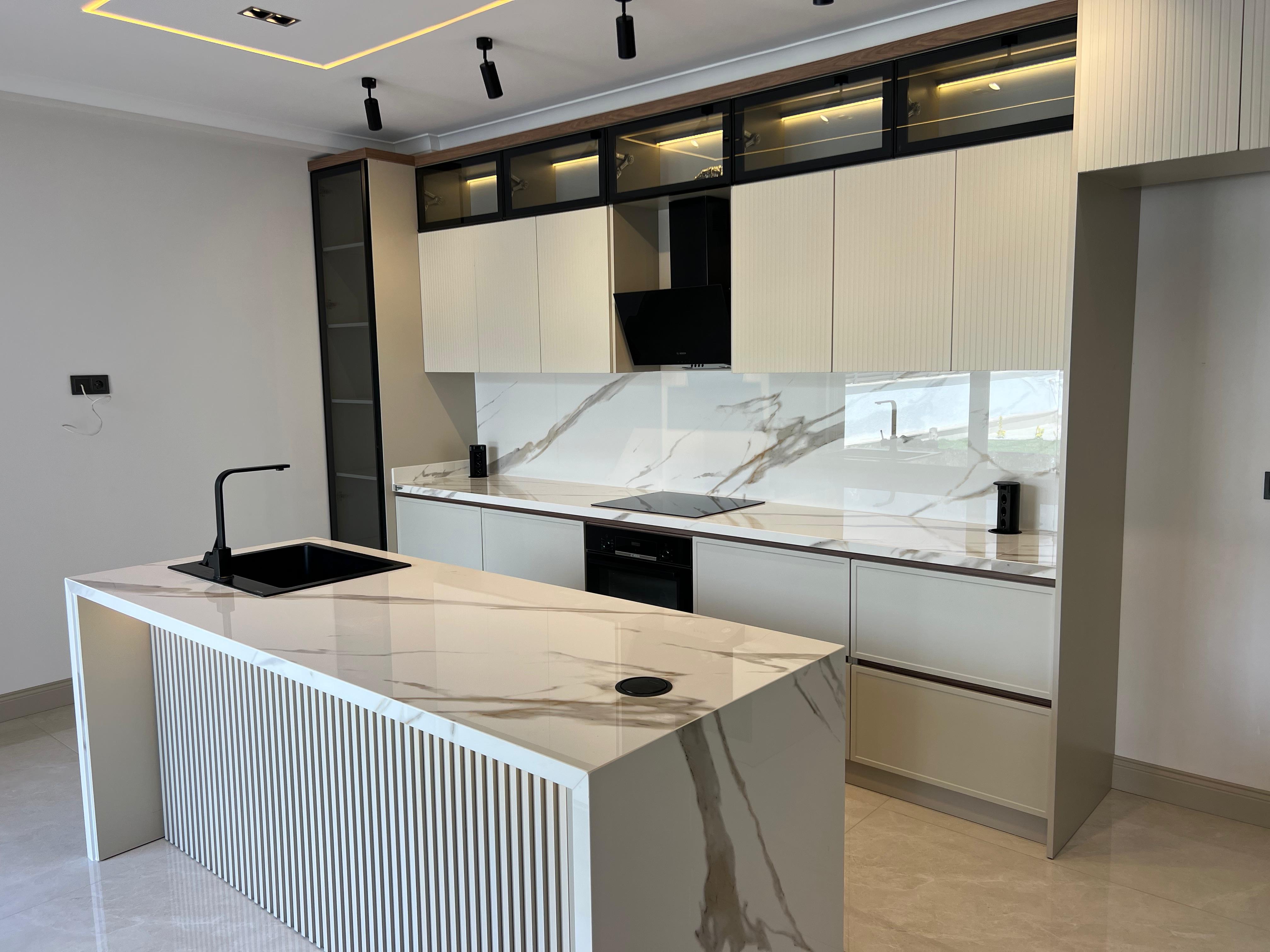 Modern villa mutfak tasarımı açık alan ve aydınlık iç mekan