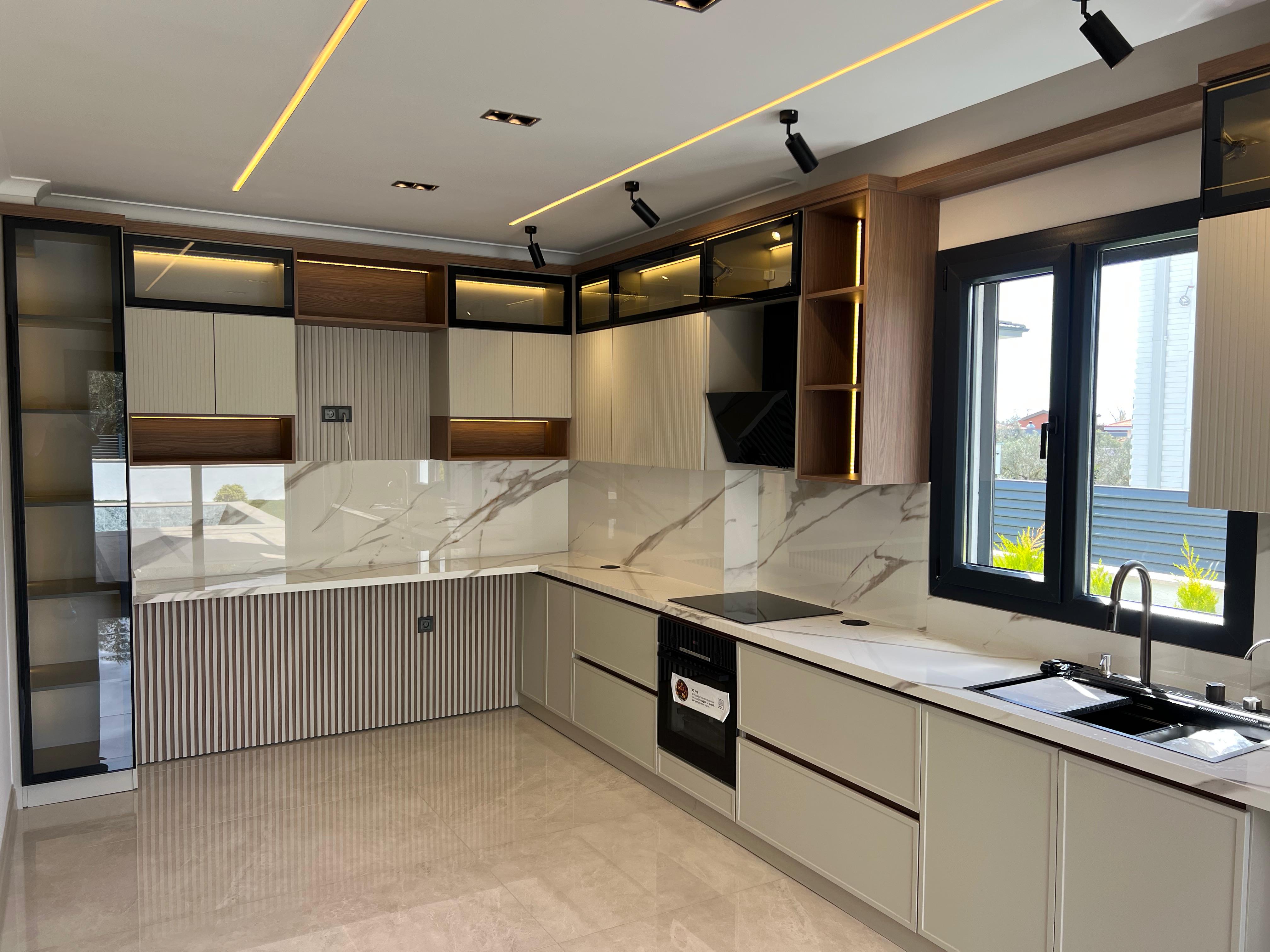 Minimal mutfak tasarımı temiz çizgiler villa iç mekan