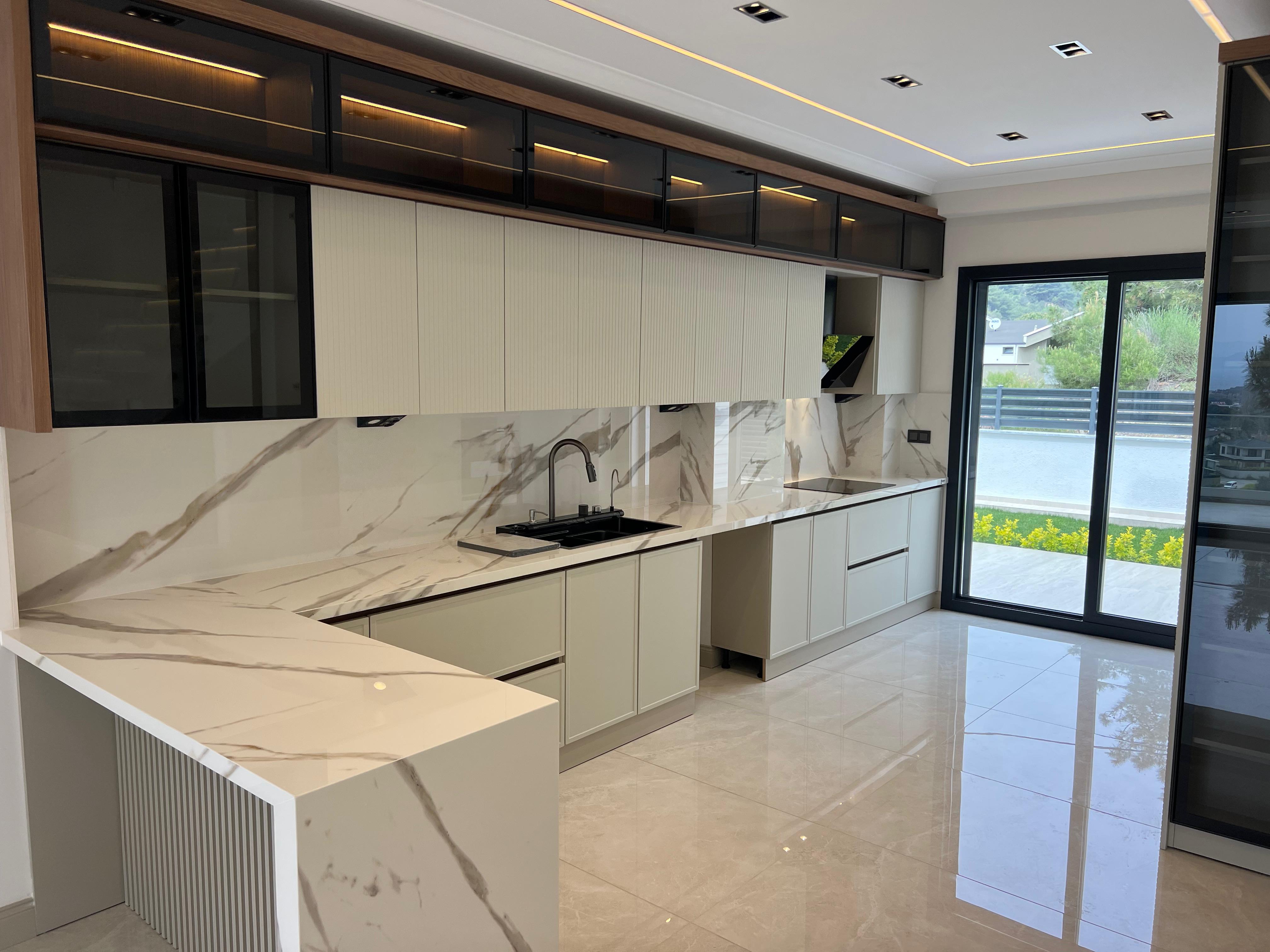Villa mutfak zarif yüzeyler mermer tezgah modern tasarım